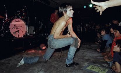 Iggy Pop en 1977 en concierto en el Old Waldorf de San Francisco, recién llegado de Berlín.