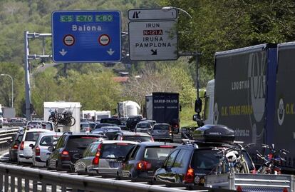 Retenciones de tráfico hoy en la A-8 (Bilbao-Behobia) en sentido Francia, durante esta pasada semana santa.