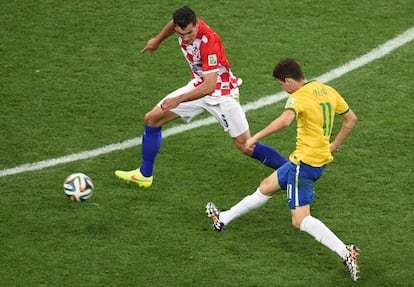 O meia Oscar chuta para marcar o terceiro gol do Brasil.