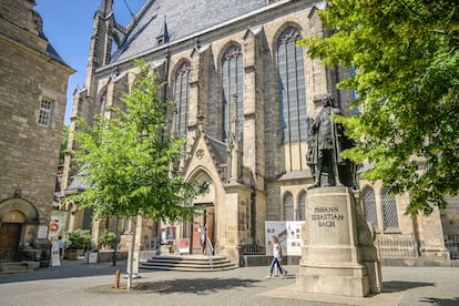 La escultura de Bach frente a la iglesia de Santo Tomás (Thomaskirche).