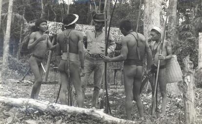 Os índios Cinta-Larga, de Rondônia, também sofreram com as ações de contato do Governo. Fazendeiros e seringalistas reclamavam que estavam sendo prejudicados pelos índios, que flechavam seu gado e atacavam seus trabalhadores. A área de caça da etnia também foi afetada pela construção da BR-364, aberta em 1967. O contato causou inúmeros surtos de doenças entre os índios.