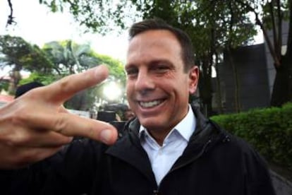 João Doria, eleito prefeito da capital paulista no primeiro turno, fazendo o gesto símbolo do slogan de sua campanha: "Acelera, São Paulo".