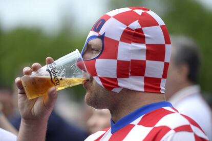 Un hincha croata y su vaso de cerveza. 