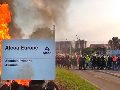 Cartel ardiendo a las puertas de la factoría de Alcoa en la localidad lucense de San Ciprián, en las protestas del 10 de octubre