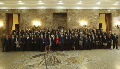 Foto de familia de los reyes tras presidir el acto con los asistentes.