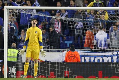 Courtois abronca a sus defensas tras uno de los goles del Espanyol.