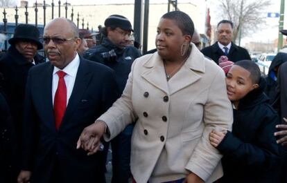 Cleopatra Pendleton durante el funeral de su hija en Chicago.