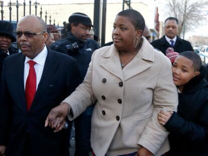 Cleopatra Pendleton durante el funeral de su hija en Chicago.