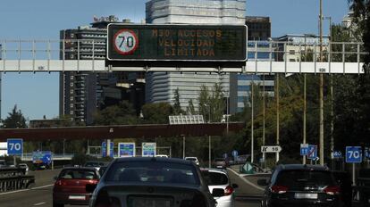 Paneles en los que el Auntamiento de Madrid recuerda la bajada del límite de velocidad.