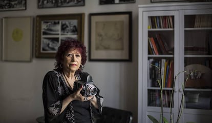 La fotógrafa Pilar Aymerich en su casa de Barcelona, con una de sus cámaras.