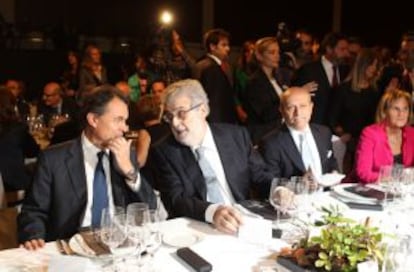 Artur Mas (izquierda), charla con el presidente del Grupo Planeta, Jos&eacute; Manuel Lara, en la Edici&oacute;n Premio Planeta 2012.