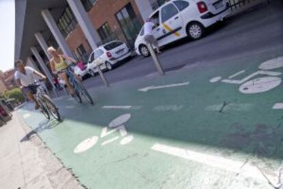 Dos ciclistas en Sevilla.