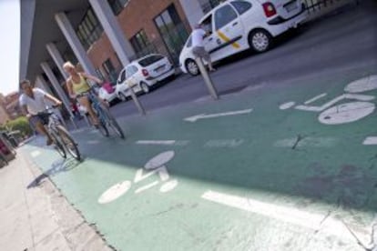 Dos ciclistas en Sevilla.