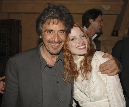 Al Pacino y Jessica Chastain posan durante la fiesta posterior a estreno de la obra 'Salomé' en Los Ángeles en 2006.