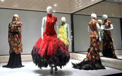 Creaciones de Alexander McQueen, en su exposición de Londres en 2015.