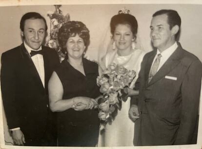 Hernández, a la izquierda, el día de su boda, con sus padres y su esposa, en abril de 1972.