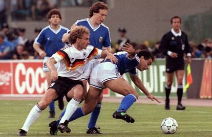 Rudi Voeller y el argentino Serrizuela durante la final de 1990.