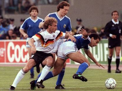 Rudi Voeller y el argentino Serrizuela durante la final de 1990.