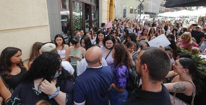 Decenas de personas hicieron cola en el exterior de la tienda temporal de Shein en Madrid.