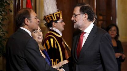 El presidente del Gobierno, Mariano Rajoy, saluda a los presidentes del Congreso, Ana Pastor, y del Senado, P&iacute;o Garc&iacute;a Escudero, durante el acto celebrado hoy en la C&aacute;mara Baja.