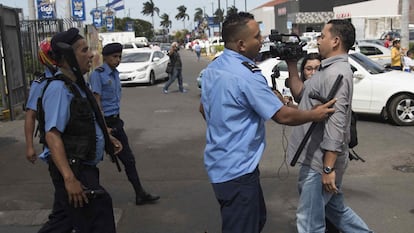 Un agente de la Policía Nacional de Nicaragua empuja a un camarógrafo durante una protesta en demanda de la liberación de presos políticos, en Managua, en una fotografía de archivo.