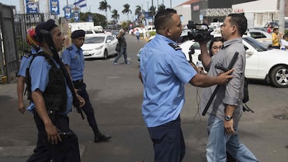 Un agente de la Policía Nacional de Nicaragua empuja a un camarógrafo durante una protesta en demanda de la liberación de presos políticos, en Managua, en una fotografía de archivo. 