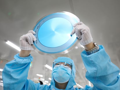 Un trabajador revisa la producción de chips electrónicos en Chongqing, China.