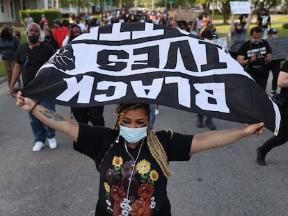 Un grupo de manifestantes piden justicia por de la muerte de Andrew Brown Jr. el 27 de abril, en Elizabeth City, Carolina del Norte.