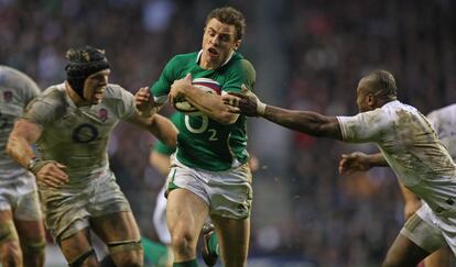 Tommy Bowe ( c) , de Irlanda se escapa de Ugo Monye, antes de conseguir un ensayo para su equipo durante la disputa del partido de rugby Inglaterra 16- Irlanda 20, perteneciente al torneo de las Seis Naciones, disputado en el estadio de Twickenham de Londres.