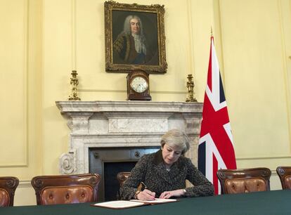 La primera ministra británica, Theresa May, firma la carta en la que pide el 'brexit', en el número 10 de Downing Street en Londres (Reino Unido).
