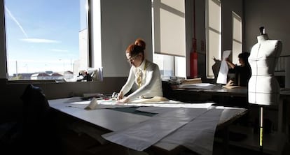 Área de trabajo en una de las plantas de la fábrica de Loewe en Getafe