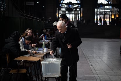 El candidato seleccionado se enfrentará en las presidenciales de finales de año a una derecha y una ultraderecha en auge en todos los sondeos.