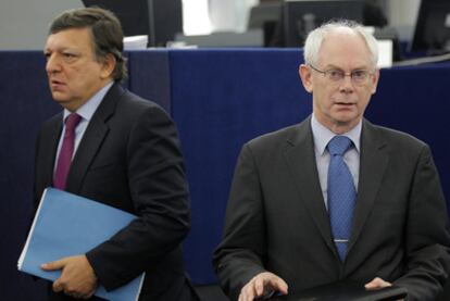 El presidente de la Comisión Europea, José Manuel Durão Barroso (izquierda), y el del Consejo Europeo, Herman Van Rompuy, el pasado octubre en Estrasburgo.