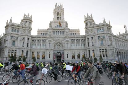 Un piquete de ciclistas recorre el centro de Madrid. En la imagen, a su paso frente al Palacio de Cibeles, sede del Ayuntamiento de la capital. EFE/Chema Moya