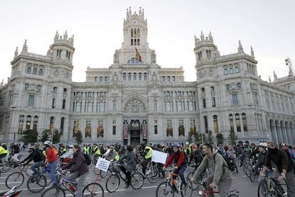 Un piquete de ciclistas recorre el centro de Madrid. En la imagen, a su paso frente al Palacio de Cibeles, sede del Ayuntamiento de la capital. EFE/Chema Moya