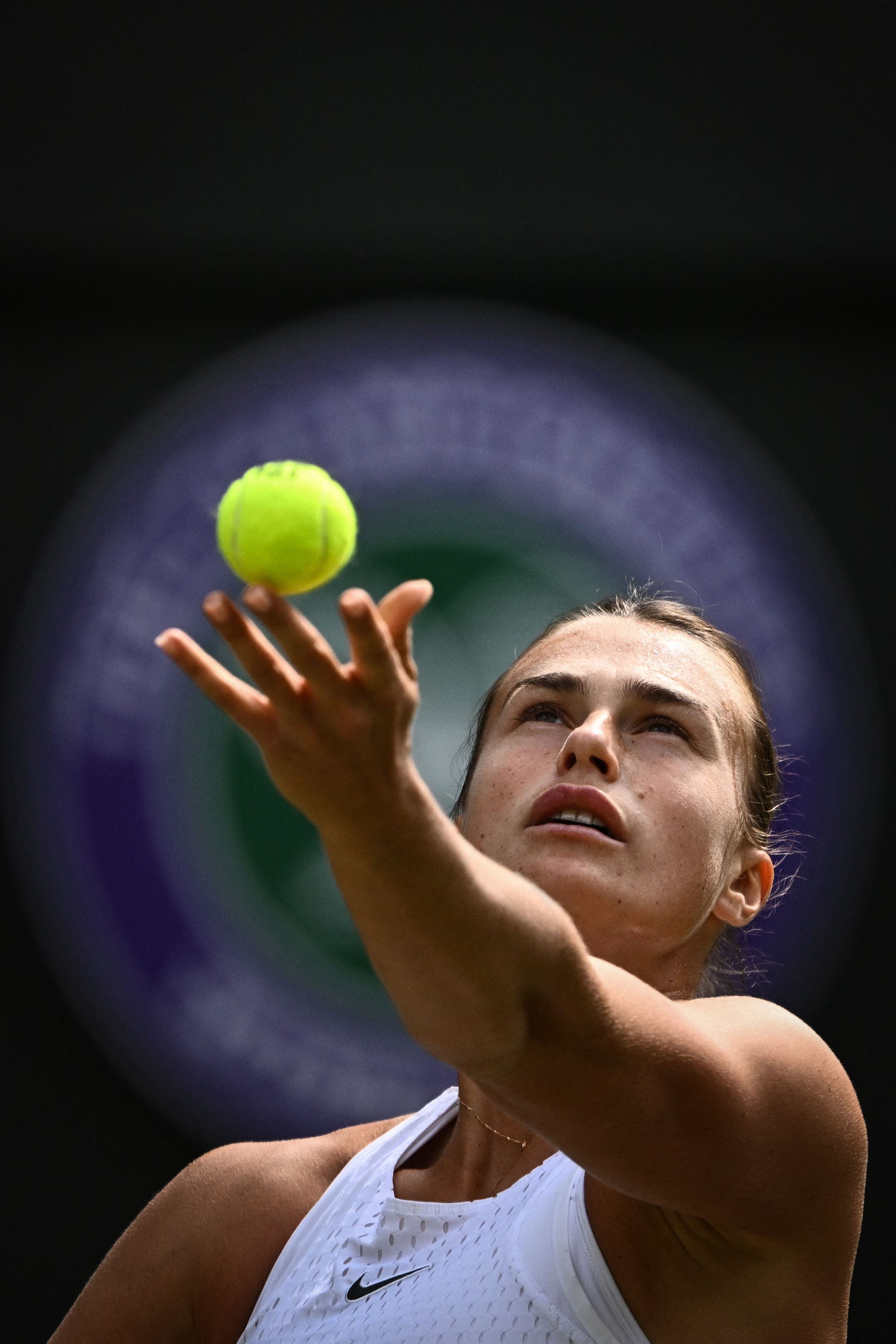 Sabalenka sirve durante el partido contra Alexandrova.