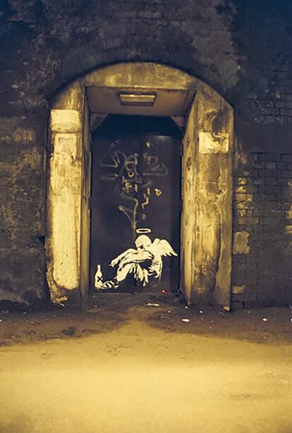 'Fallen angel', obra de Banksy en el puente de Londres.