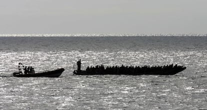 Una patera con 158 inmigrantes, a su llegada a Tenerife, en 2006.