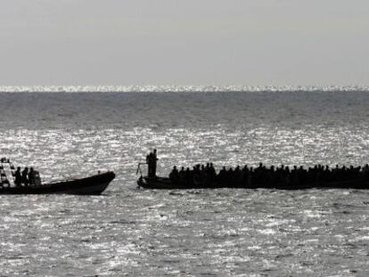 Una patera con 158 inmigrantes, a su llegada a Tenerife, en 2006.