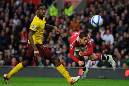 Chicharito remata un balón ante el Arsenal que luego culminaría Fabio en el primer gol del partido