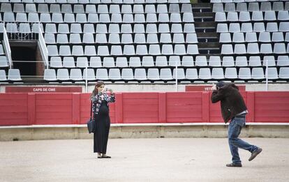 Dos turistas en la plaza de toros Monumental el pasado sábado.