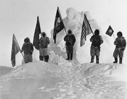 Los compañeros de Robert Peary sujetan las banderas en el Polo Norte en 1909.