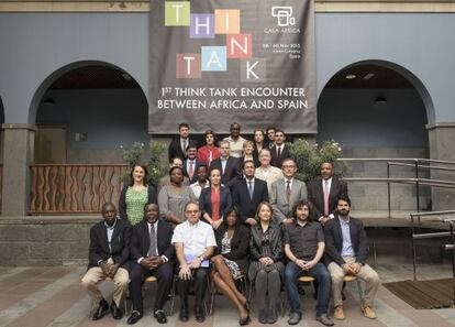 Foto de grupo durante el encuentro de think tanks.