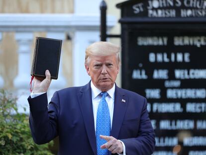 Trump sostiene una Biblia mientras le retratan ante la iglesia de Saint John, en Washington, en donde se incendió el sótano durante los altercados.