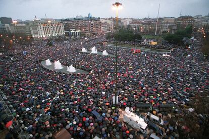 La lluvia no impidió que el 12 de marzo de 2004 centenares de miles de personas salieran a la calle en Madrid. La plaza de Colón fue el inicio de la marcha. La marcha apenas pudo avanzar ya que antes de empezar el río de gente se expandía desde Atocha hasta Nuevos Ministerios -que distan 4 más de cuatro kilómetros-, pasando por Cibeles, Recoletos, el paseo del Prado, la Puerta de Alcalá, las calles de Goya, Serrano e incluso la Gran Vía.