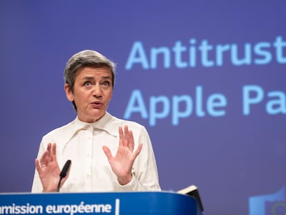 La vicepresidenta de la Comisión Europea y responsable de Competencia, Margrethe Vestager, este lunes en una rueda de prensa en Bruselas en la que se anunciaron los resultados de una investigación sobre Apple Pay, la aplicación de pagos de la compañía.