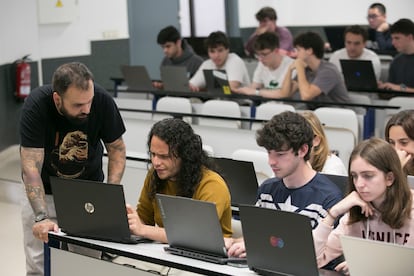 Clase en la Escuela Técnica Superior de Ingenieros Informáticos de la Universidad Politécnica de Madrid, el pasado martes.