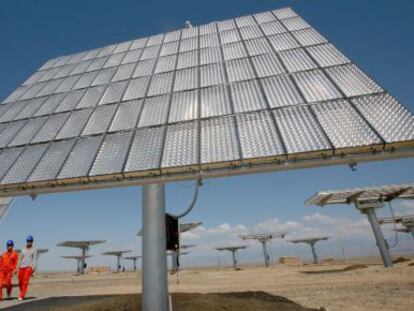 Operarios en un campo de paneles solares en Hami, China.