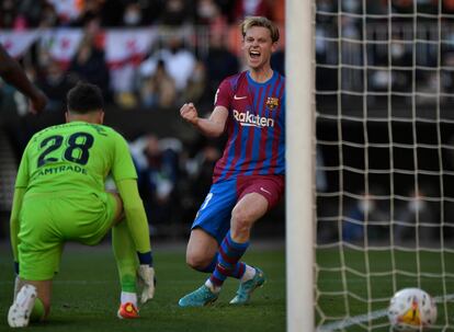 Frenkie de Jong celebra el segundo gol del Barcelona ante el Valencia.