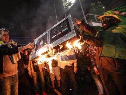 Simpatizantes del candidato presidencial Jair Bolsonaro queman una urna electrónica en la avenida Paulista en Sao Paulo (Brasil)